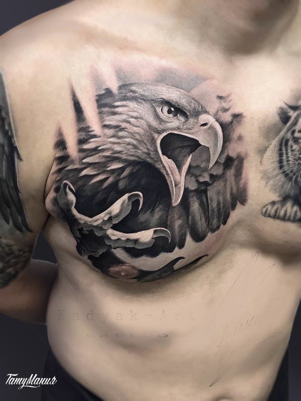 Тату орел на груди