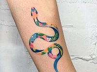 Тату змейка на предплечье