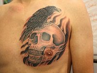 Татуировка череп с вороном на груди