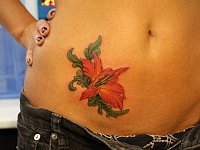 Тату красивый цветок на животе