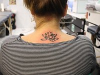 Тату лотос черно белый