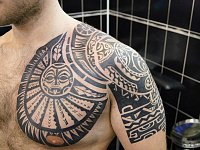 тату полинезия на груди и плече