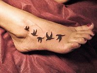 тату птицы на ноге