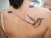 небольшая тату летящая колибри