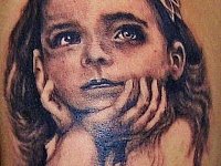 Тату портрет на плече