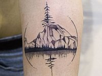 Тату горы и лес на предплечье