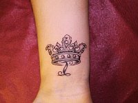 тату корона на руке с буквой