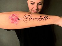 Тату цветок и надпись fleyrre belle