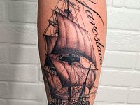 Тату корабль и имя на икре