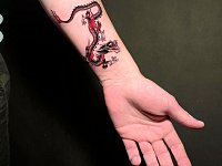 Тату китайский дракон на запястье