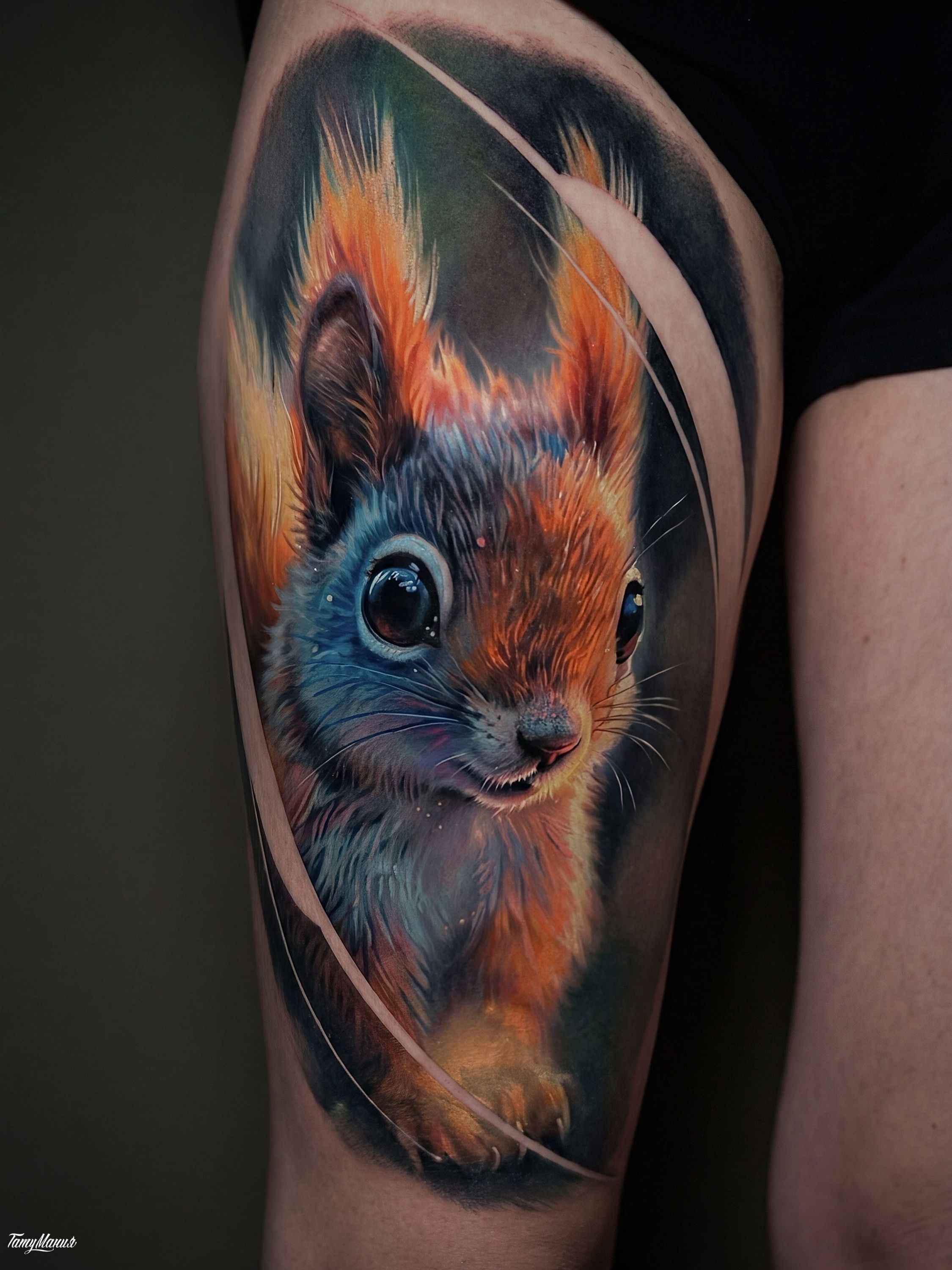 Тату белка на ноге