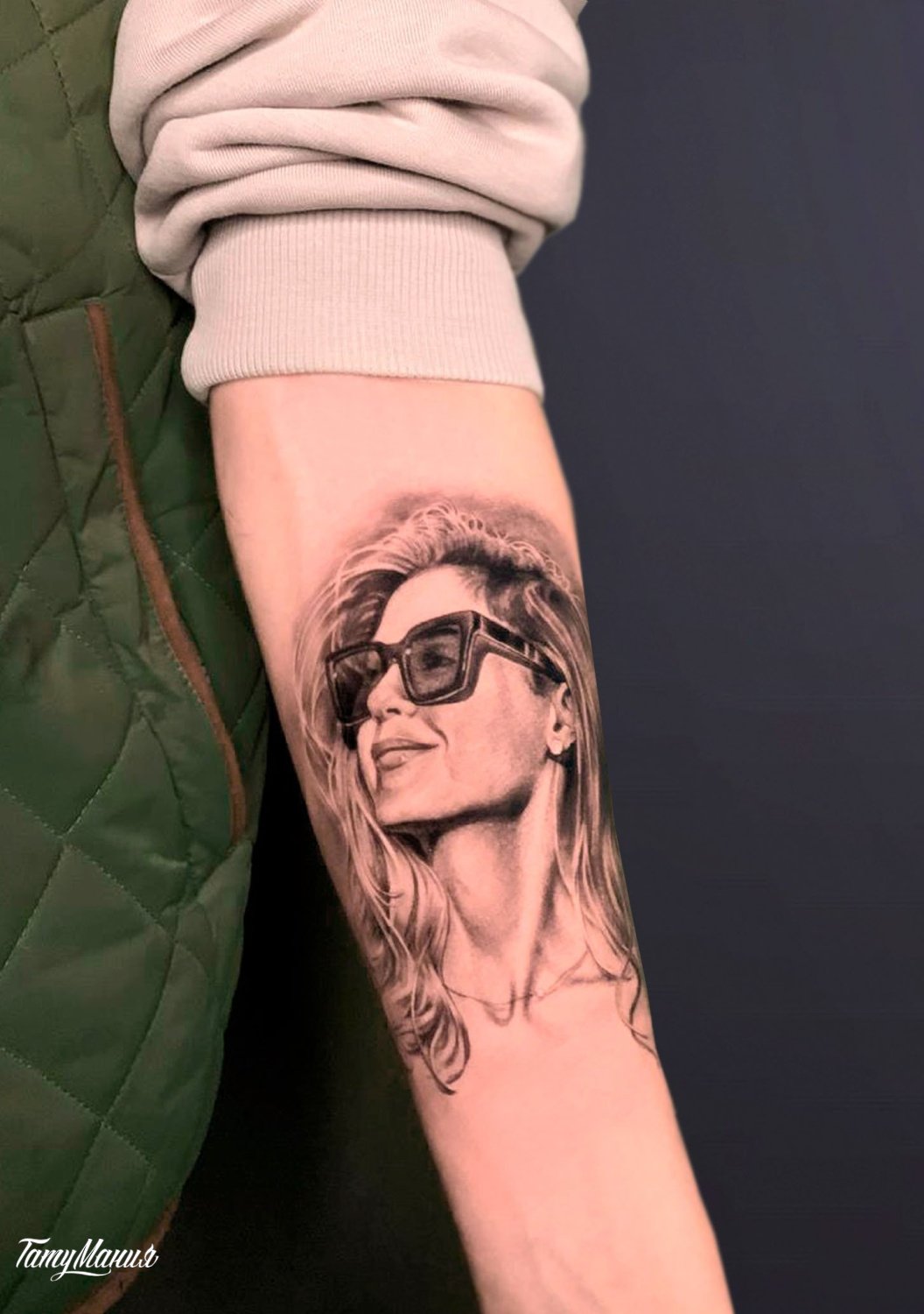 Татуировка портрет девушки в очках