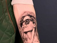 Татуировка портрет девушки в очках