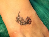 тату перо на ступне
