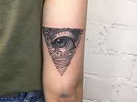 Татуировка глаз в треугольнике