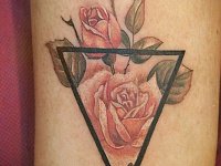 тату треугольник с цветами