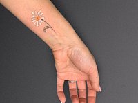 Тату ромашка на запястье