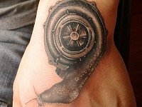 Тату на кисти улитка биомех