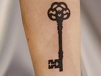 Татуировка ключ на предплечье