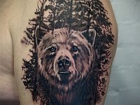 Тату медведь на фоне леса