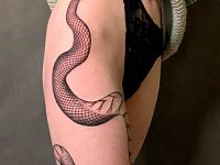 Тату змея на бедре
