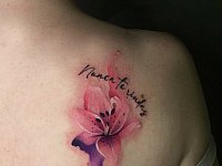 Тату лилия акварель с надписью nunca te rindas