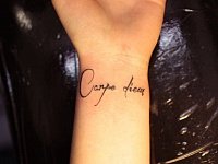 тату надпись латынь на запястье