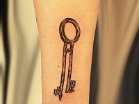 Тату ключ на руке