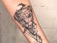 Тату тигр геометрия