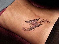 Тату бабочка на пояснице