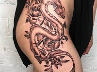 Тату дракон на бедре