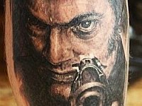 Татуировка портрет с револьвером