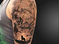 Татуировка волк на плече
