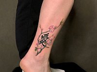 Тату сакура и иероглиф