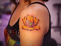 Татуировка лотос на плече