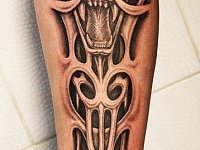 Татуировка пасть на предплечье