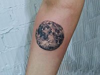 Тату луна на предплечье