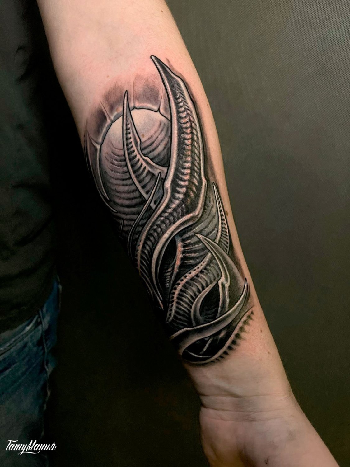 Татуировка органика на руке