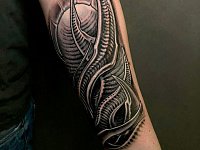 Татуировка органика на руке