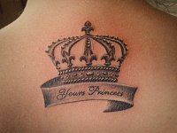 тату корона с лентой