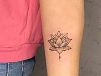 Тату лотос графика на предплечье