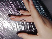 Тату бесконечность на пальце