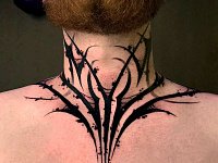 Тату дарк леттеринг на шее