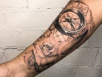 Тату роза с компасом
