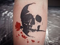 Тату череп с розой треш полька