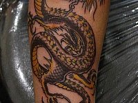 Татуировка дракон на предплечье